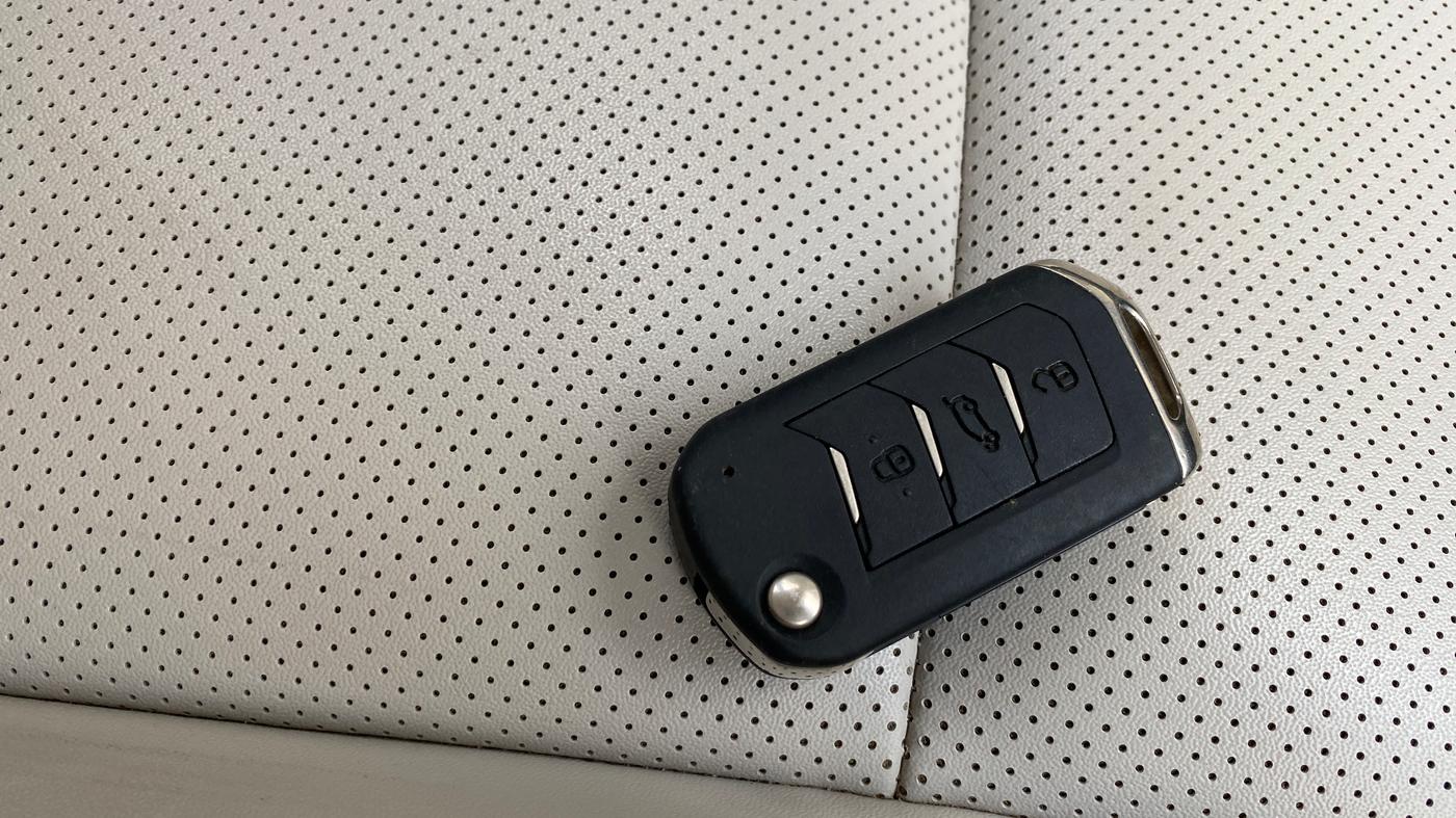 2021 Mahindra XUV700 AX 7 P AT 7 STR, Petrol, Automatic, 21,291 km, Key Close Up