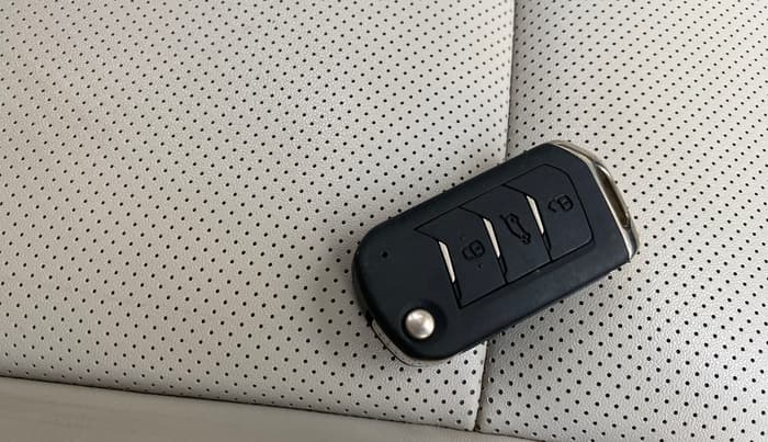 2021 Mahindra XUV700 AX 7 P AT 7 STR, Petrol, Automatic, 21,291 km, Key Close Up