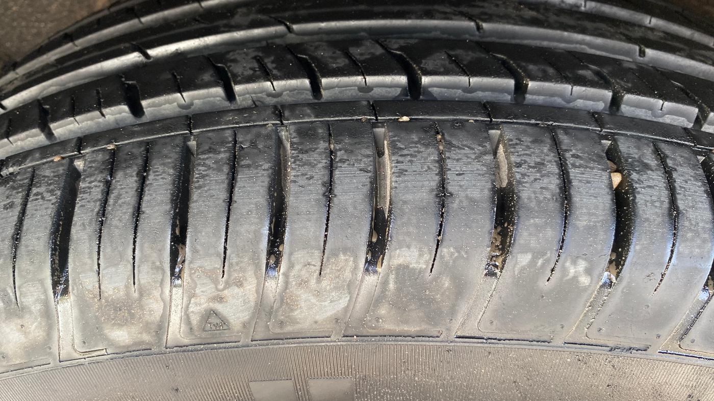 2021 Mahindra XUV700 AX 7 P AT 7 STR, Petrol, Automatic, 21,291 km, Right Rear Tyre Tread