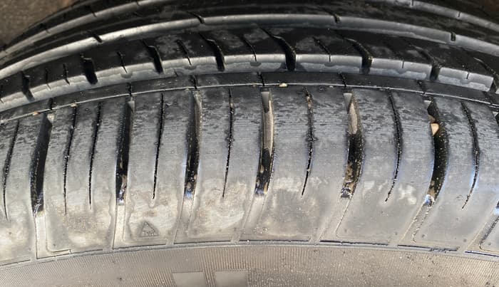 2021 Mahindra XUV700 AX 7 P AT 7 STR, Petrol, Automatic, 21,291 km, Right Rear Tyre Tread