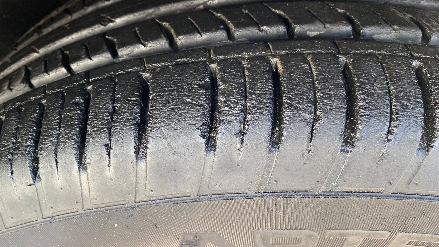 2021 Mahindra XUV700 AX 7 P AT 7 STR, Petrol, Automatic, 21,291 km, Right Front Tyre Tread