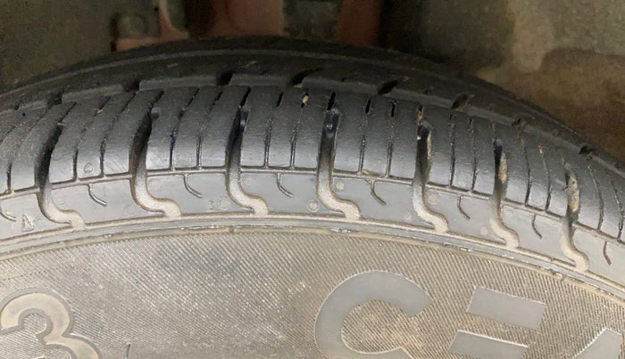 2017 Renault Kwid RXT 1.0, Petrol, Manual, 76,844 km, Left Front Tyre Tread