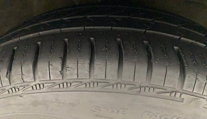 2010 Maruti Ritz VXI, Petrol, Manual, 50,041 km, Right Front Tyre Tread