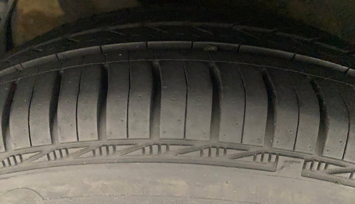 2010 Maruti Ritz VXI, Petrol, Manual, 50,041 km, Right Rear Tyre Tread