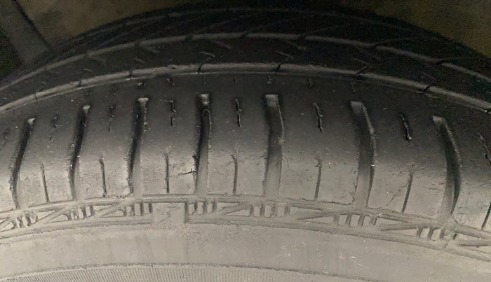2010 Maruti Ritz VXI, Petrol, Manual, 50,041 km, Left Front Tyre Tread