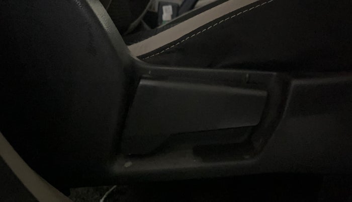 2020 Renault TRIBER RXZ, Petrol, Manual, 39,612 km, Driver Side Adjustment Panel