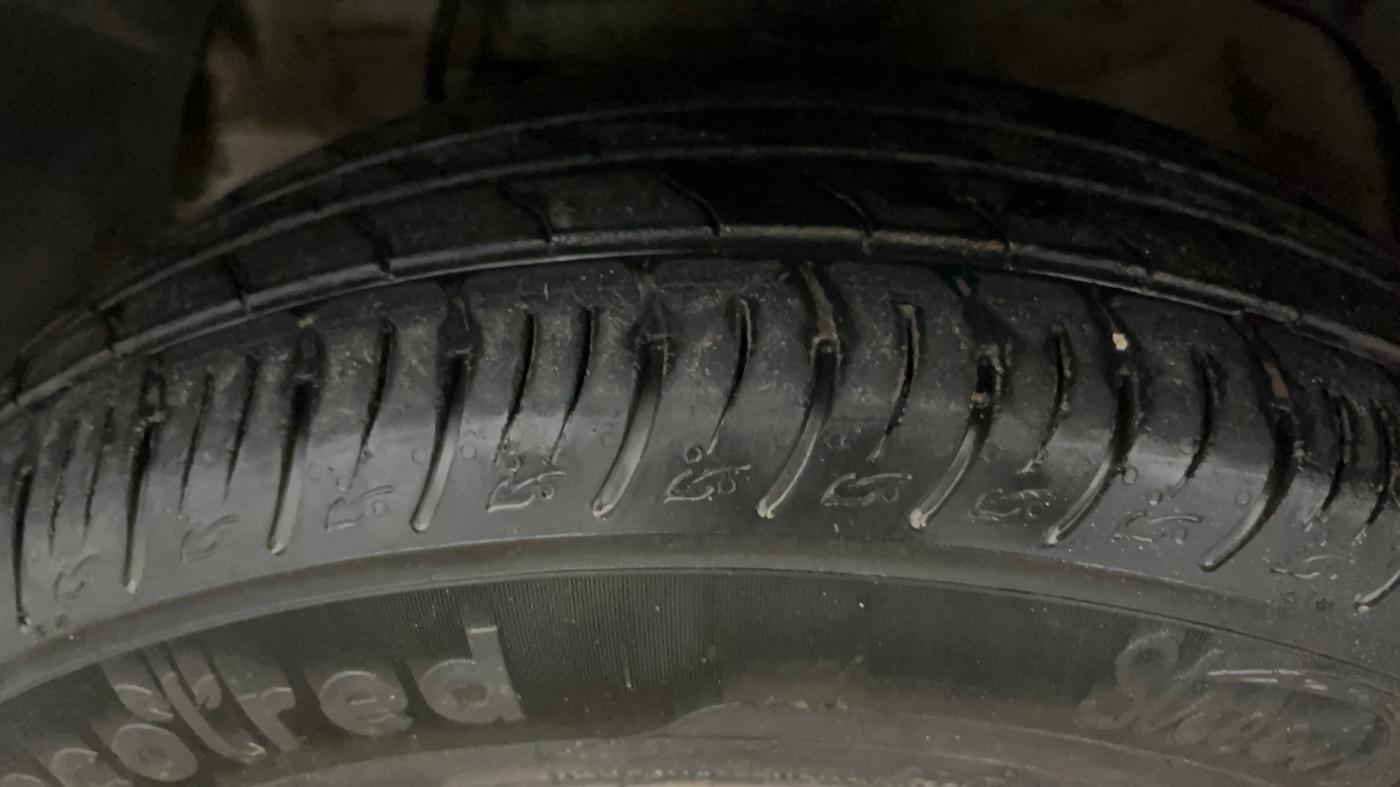 2022 Mahindra XUV300 W8 1.2 PETROL, Petrol, Manual, 45,891 km, Left Front Tyre Tread