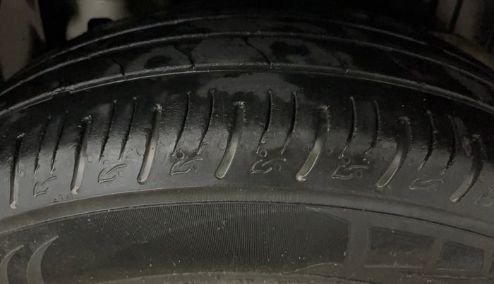 2022 Mahindra XUV300 W8 1.2 PETROL, Petrol, Manual, 45,817 km, Left Rear Tyre Tread