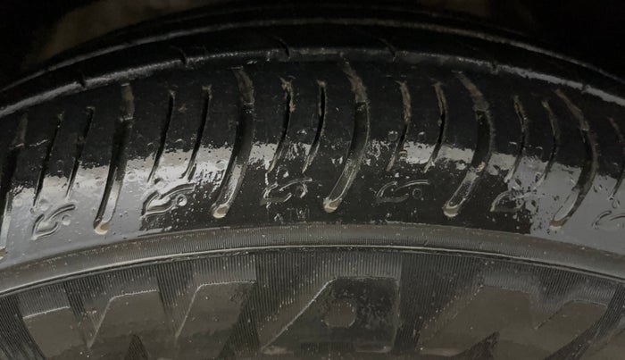 2022 Mahindra XUV300 W8 1.2 PETROL, Petrol, Manual, 45,817 km, Right Front Tyre Tread