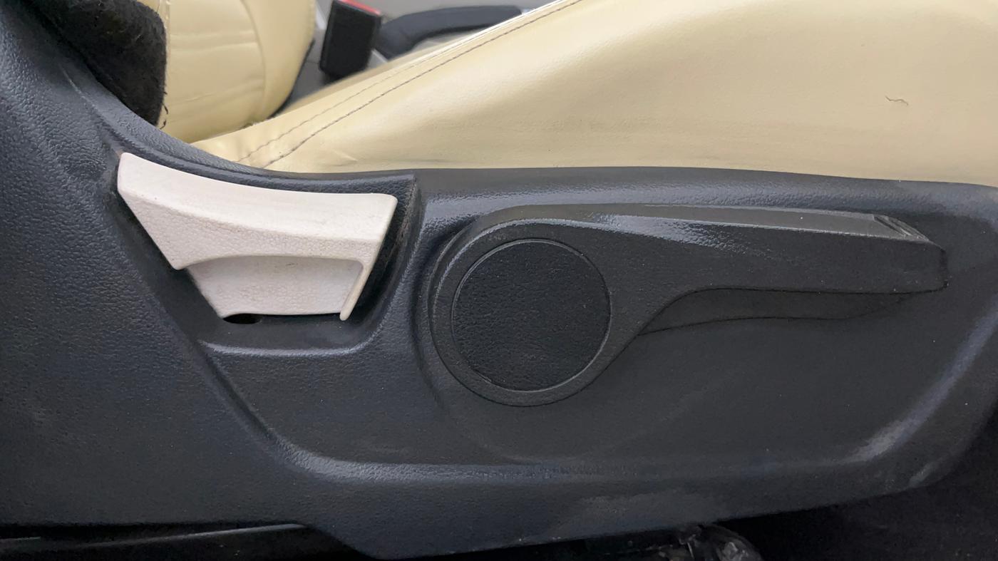 2022 Mahindra XUV300 W8 1.2 PETROL, Petrol, Manual, 45,891 km, Driver Side Adjustment Panel