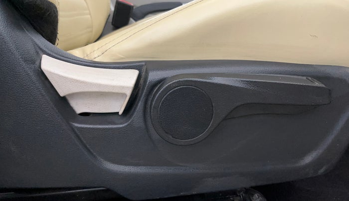 2022 Mahindra XUV300 W8 1.2 PETROL, Petrol, Manual, 45,817 km, Driver Side Adjustment Panel