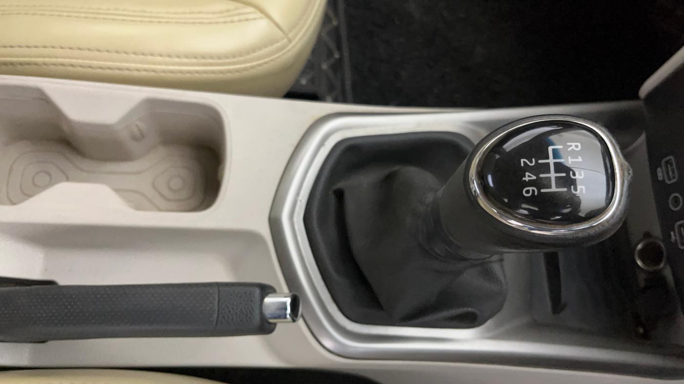2022 Mahindra XUV300 W8 1.2 PETROL, Petrol, Manual, 45,891 km, Gear Lever