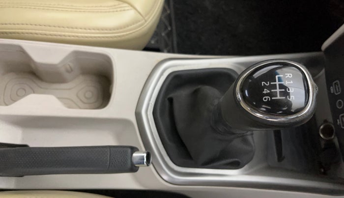 2022 Mahindra XUV300 W8 1.2 PETROL, Petrol, Manual, 45,817 km, Gear Lever