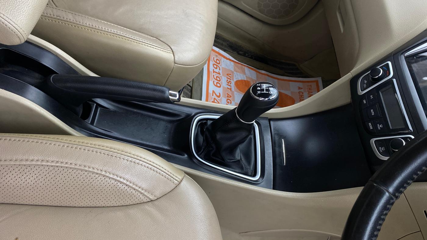 2016 Maruti Ciaz ZXI+, Petrol, Manual, 66,270 km, Gear Lever