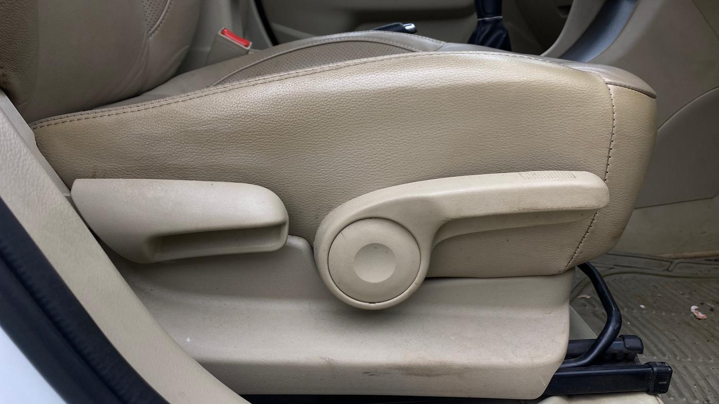 2016 Maruti Ciaz ZXI+, Petrol, Manual, 66,270 km, Driver Side Adjustment Panel