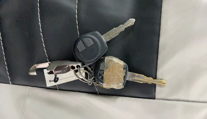 2017 Maruti Swift LXI (O), CNG, Manual, 1,08,799 km, Key Close Up