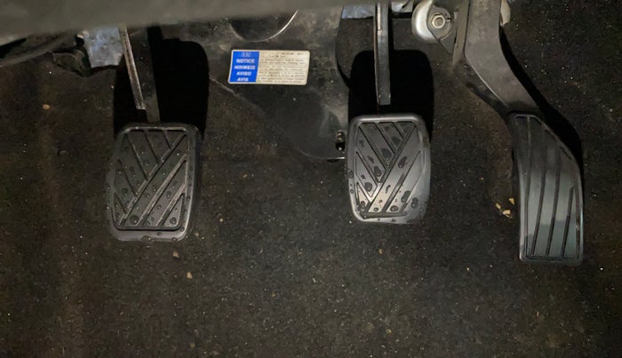 2017 Maruti Swift LXI (O), CNG, Manual, 1,08,799 km, Pedals