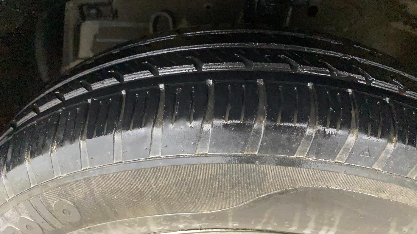 2017 Maruti Swift LXI (O), CNG, Manual, 1,08,799 km, Left Front Tyre Tread