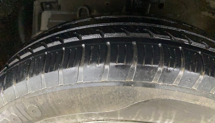 2017 Maruti Swift LXI (O), CNG, Manual, 1,08,799 km, Left Front Tyre Tread