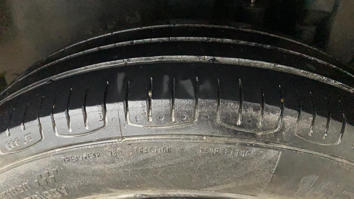 2017 Maruti Swift LXI (O), CNG, Manual, 1,08,799 km, Left Rear Tyre Tread
