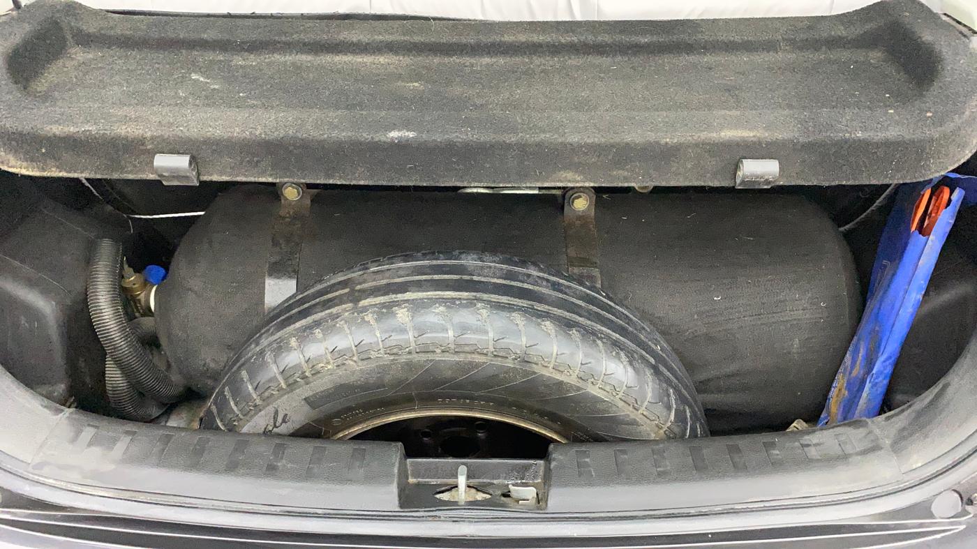 2017 Maruti Swift LXI (O), CNG, Manual, 1,08,799 km, Boot Inside