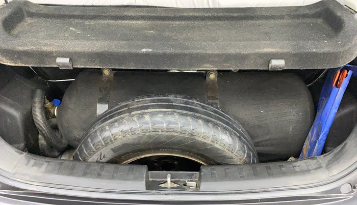 2017 Maruti Swift LXI (O), CNG, Manual, 1,08,799 km, Boot Inside