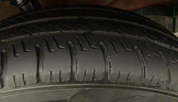 2016 Maruti Wagon R 1.0 LXI CNG, CNG, Manual, 94,353 km, Left Front Tyre Tread