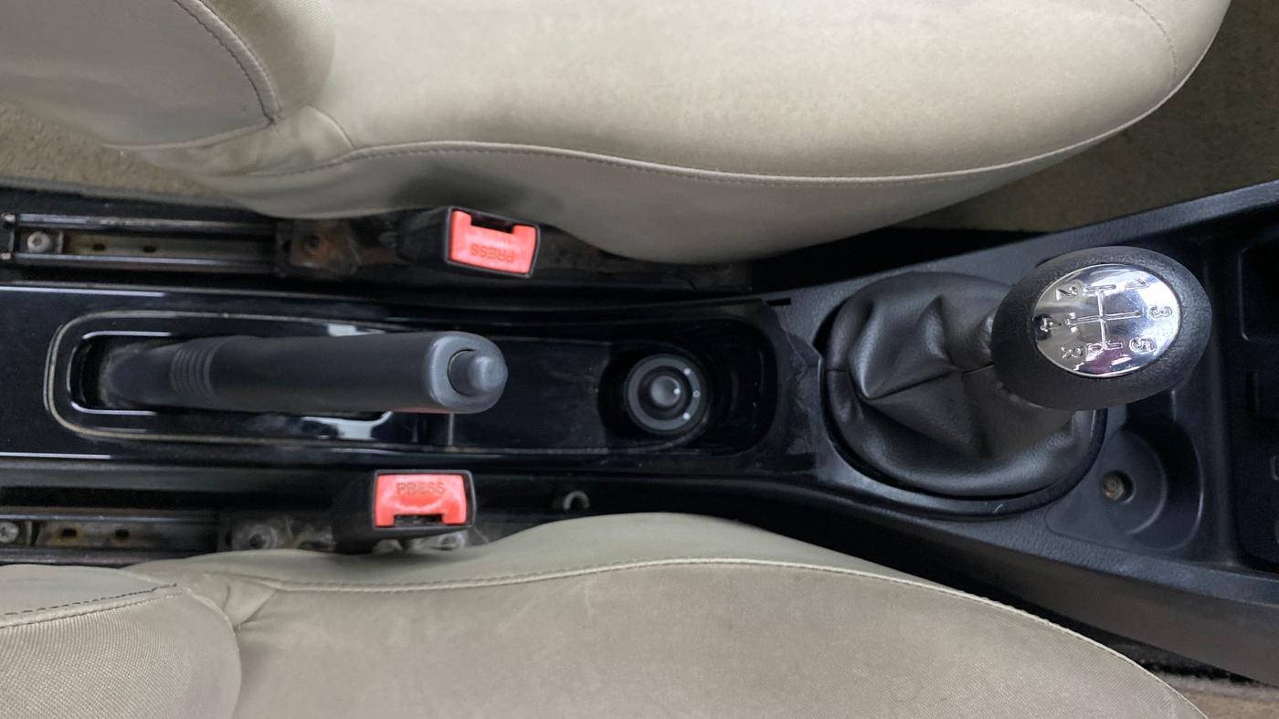 2014 Renault Duster RXE PETROL, Petrol, Manual, 57,315 km, Gear Lever