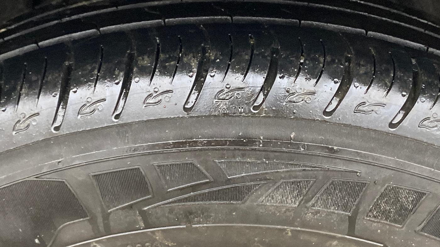 2014 Renault Duster RXE PETROL, Petrol, Manual, 57,315 km, Right Rear Tyre Tread