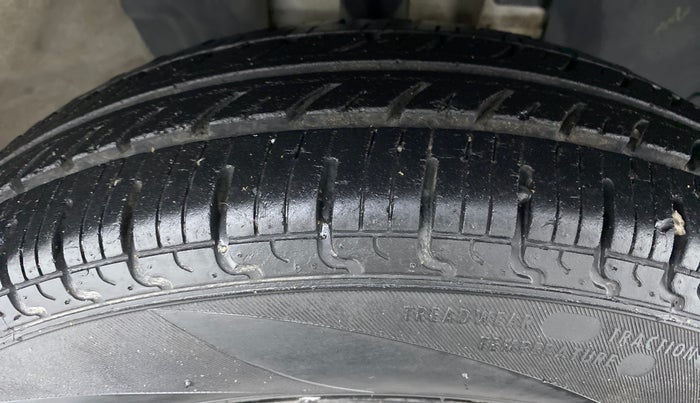 2018 Renault Kwid 1.0 RXT Opt, Petrol, Manual, 30,845 km, Right Front Tyre Tread