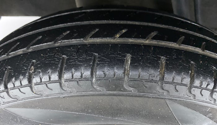 2018 Renault Kwid 1.0 RXT Opt, Petrol, Manual, 30,845 km, Right Rear Tyre Tread