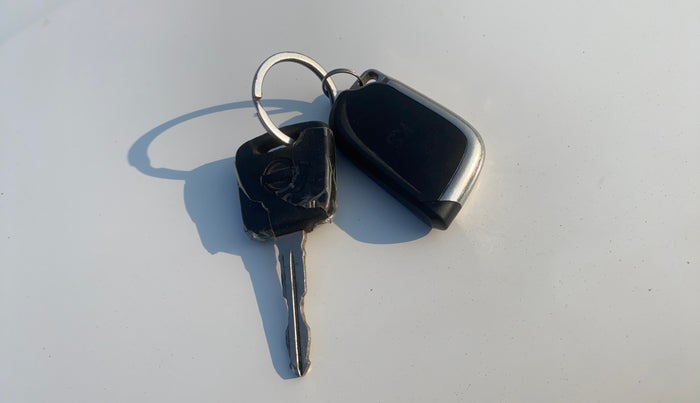 2021 Nissan MAGNITE XE, Petrol, Manual, 14,132 km, Key Close Up