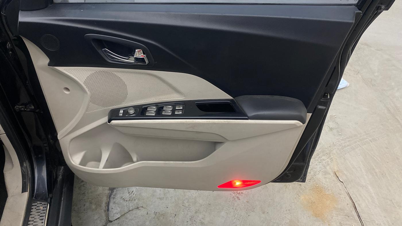 2020 Mahindra XUV300 W8 1.5 DIESEL, Diesel, Manual, 93,468 km, Driver Side Door Panels Control