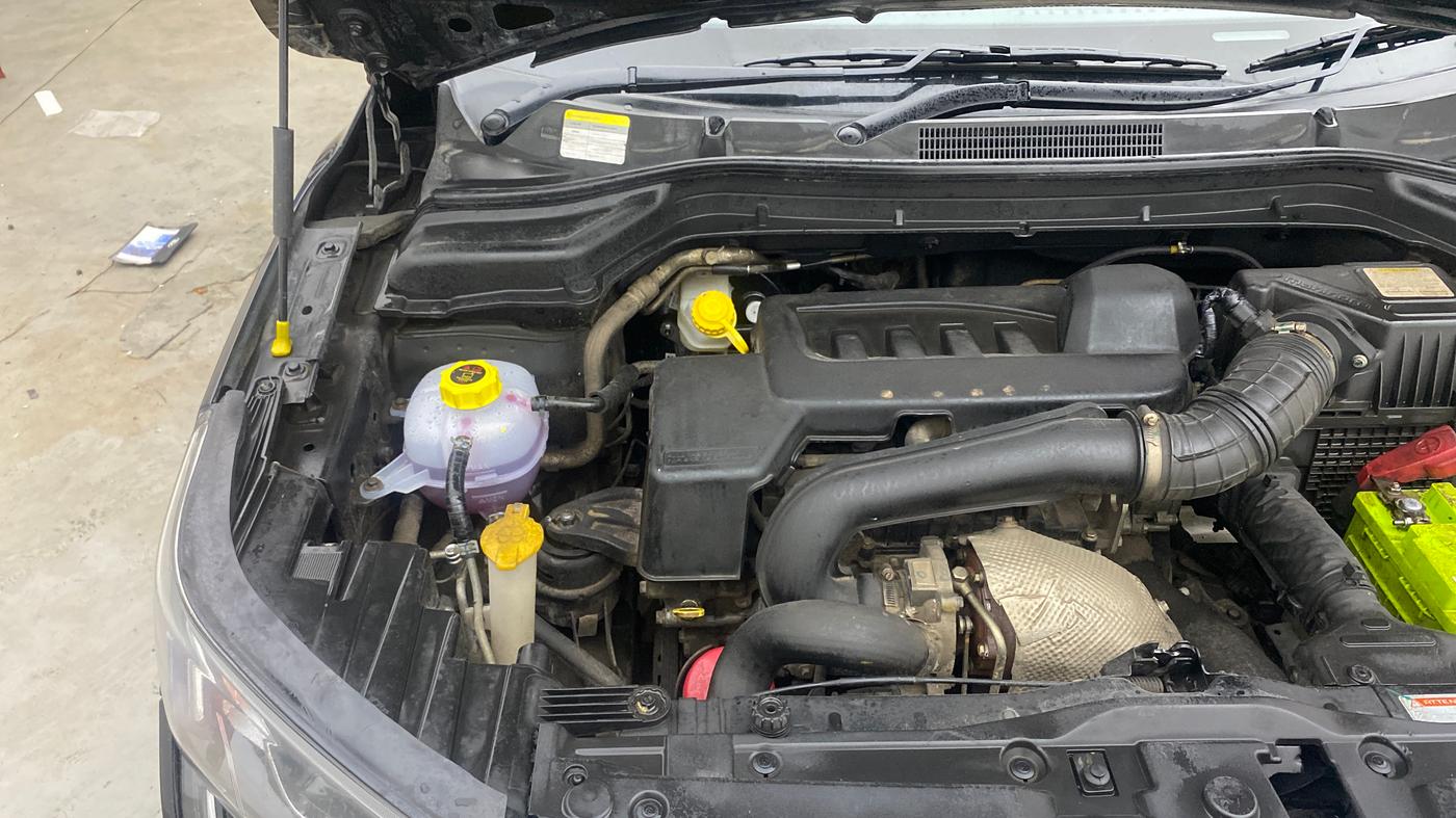 2020 Mahindra XUV300 W8 1.5 DIESEL, Diesel, Manual, 93,468 km, Engine View - Right