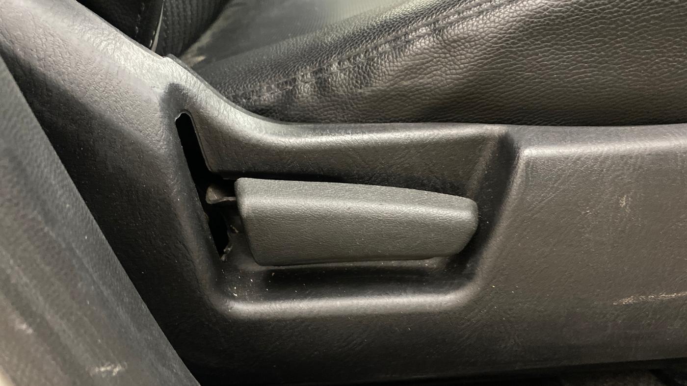 2023 Maruti Alto VXI, Petrol, Manual, 31,603 km, Driver Side Adjustment Panel