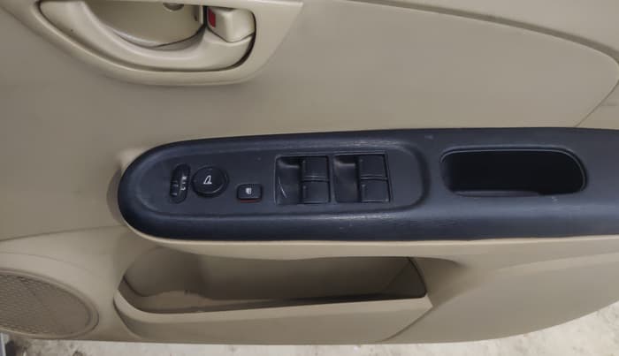 2014 Honda Amaze 1.2L I-VTEC S AT, Petrol, Automatic, 25,017 km, Driver Side Door Panels Control