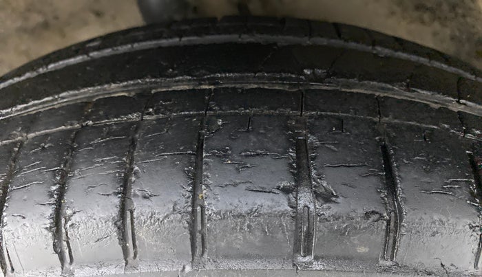 2011 Maruti Wagon R 1.0 LXI, Petrol, Manual, 80,404 km, Left Front Tyre Tread