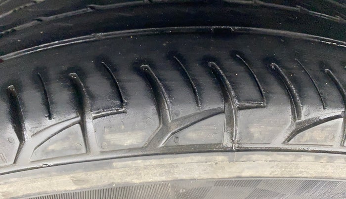 2017 Volkswagen Ameo TRENDLINE 1.2L, Petrol, Manual, 80,212 km, Right Front Tyre Tread