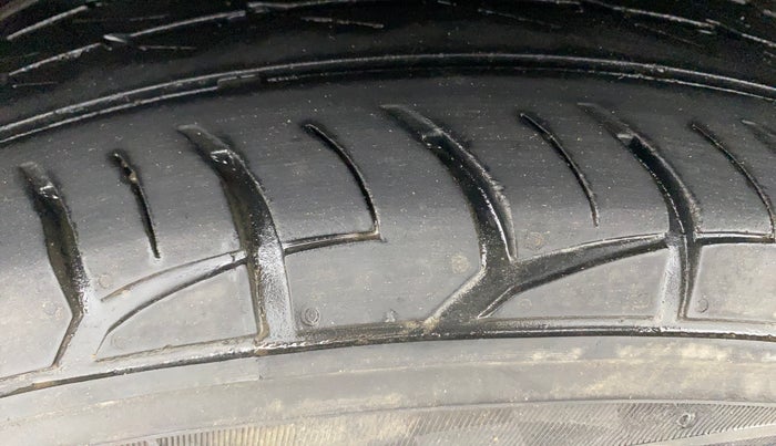 2017 Volkswagen Ameo TRENDLINE 1.2L, Petrol, Manual, 80,212 km, Right Rear Tyre Tread