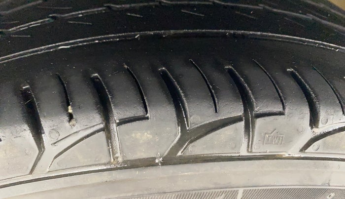 2017 Volkswagen Ameo TRENDLINE 1.2L, Petrol, Manual, 80,212 km, Left Front Tyre Tread