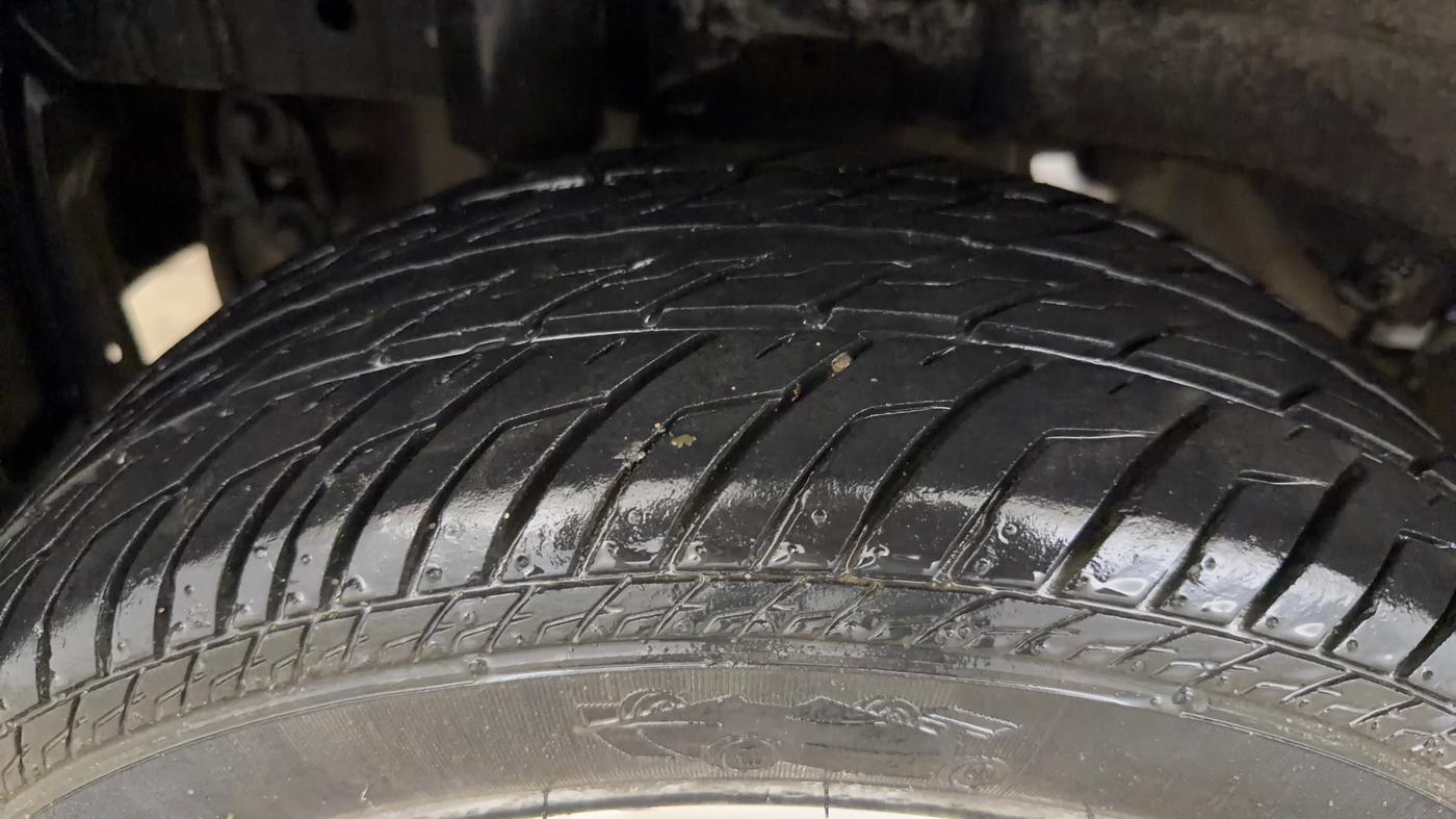 2016 Mahindra Kuv100 K8 6 STR, Petrol, Manual, 52,031 km, Right Rear Tyre Tread