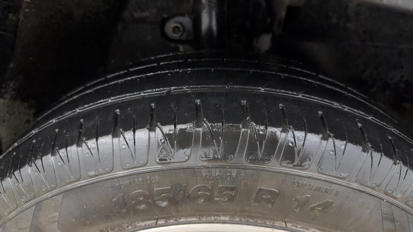 2016 Mahindra Kuv100 K8 6 STR, Petrol, Manual, 52,031 km, Right Front Tyre Tread