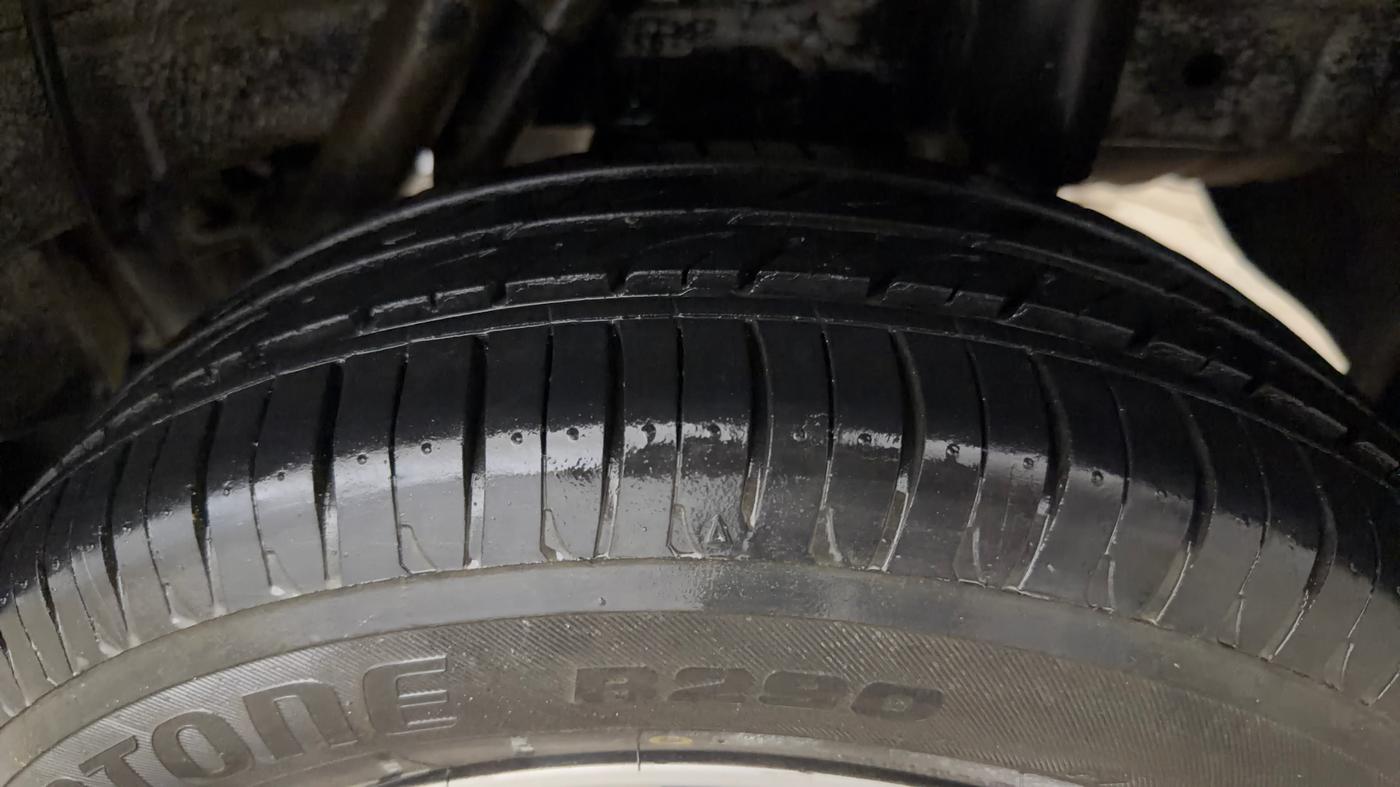 2016 Mahindra Kuv100 K8 6 STR, Petrol, Manual, 52,031 km, Left Rear Tyre Tread