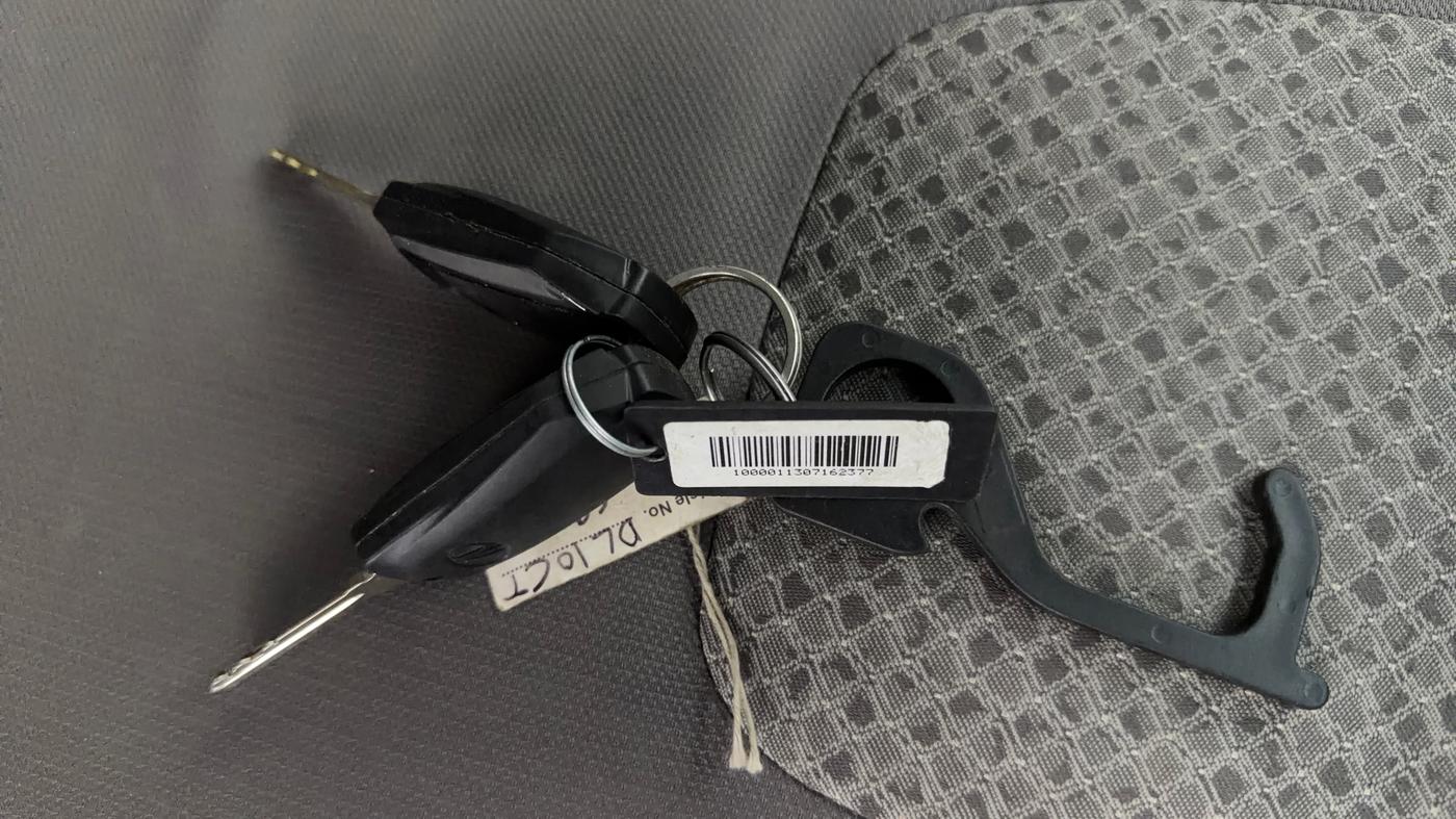 2016 Mahindra Kuv100 K8 6 STR, Petrol, Manual, 52,031 km, Key Close Up