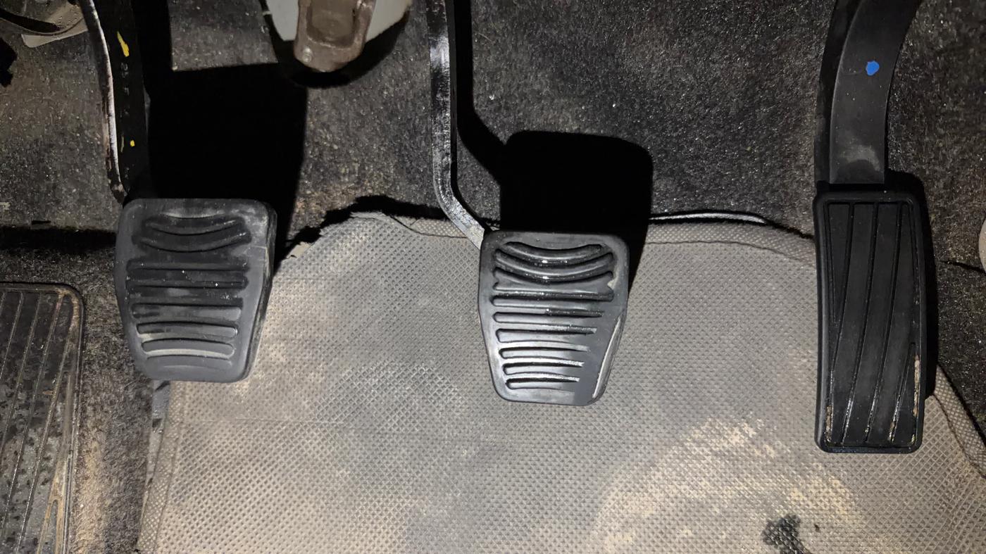 2016 Mahindra Kuv100 K8 6 STR, Petrol, Manual, 52,031 km, Pedals