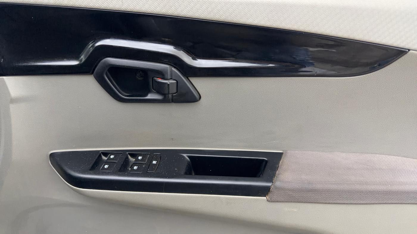 2016 Mahindra Kuv100 K8 6 STR, Petrol, Manual, 52,031 km, Driver Side Door Panels Control