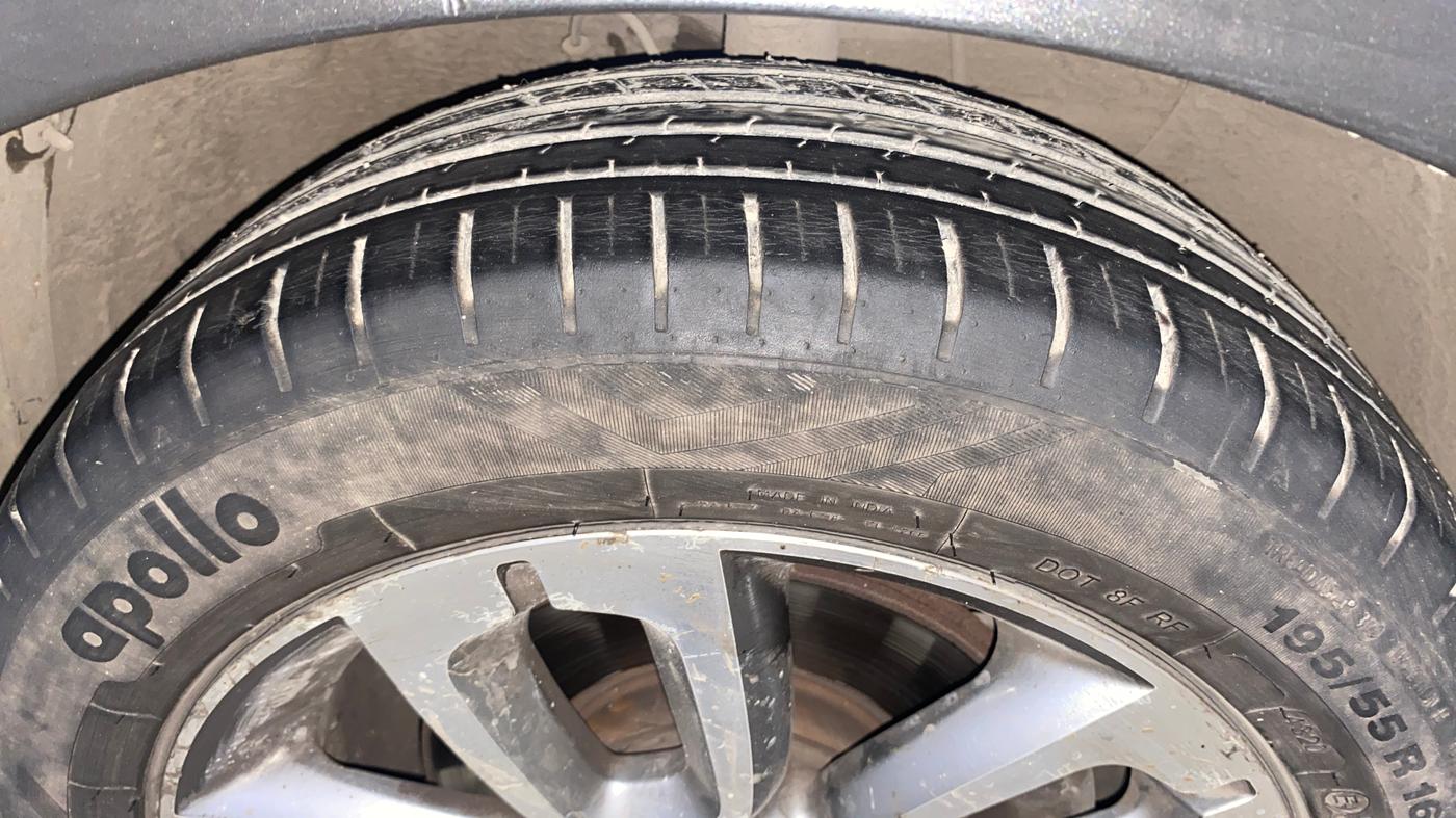 2016 Hyundai i20 Active 1.2 S, Petrol, Manual, 1,00,921 km, Right Front Tyre Tread