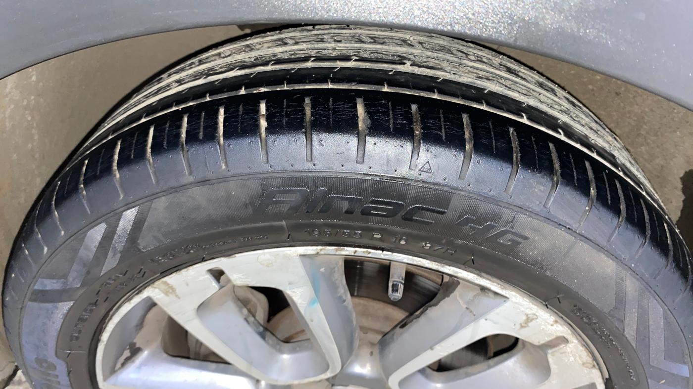 2016 Hyundai i20 Active 1.2 S, Petrol, Manual, 1,00,921 km, Left Front Tyre Tread