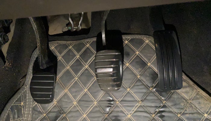 2017 Renault Duster RXE 1.6 PETROL, Petrol, Manual, 61,158 km, Pedals