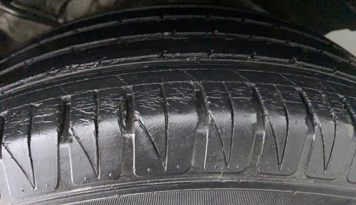 2017 Maruti Vitara Brezza ZDI, Diesel, Manual, 8,483 km, Left Rear Tyre Tread